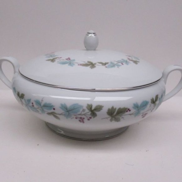 Vintage FINE CHINA Japan 6701 Two-Handled Vegetable Bowl with Lid - Picture 2 of 5